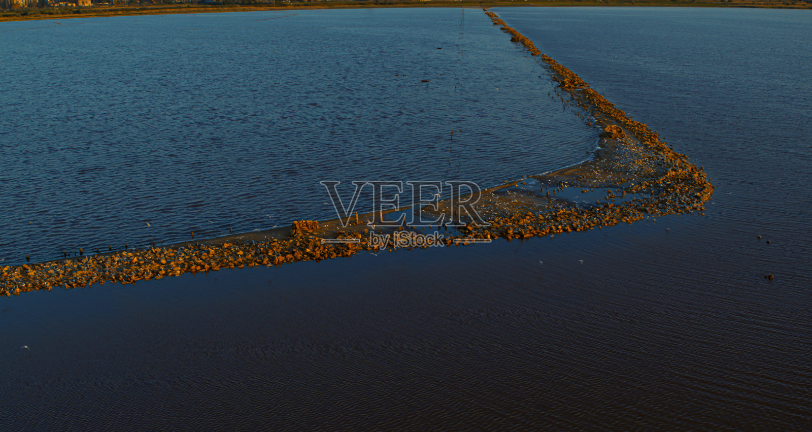 鸟瞰盐湖表面与盐湖勘探盆地。沙子的海岸线照片摄影图片
