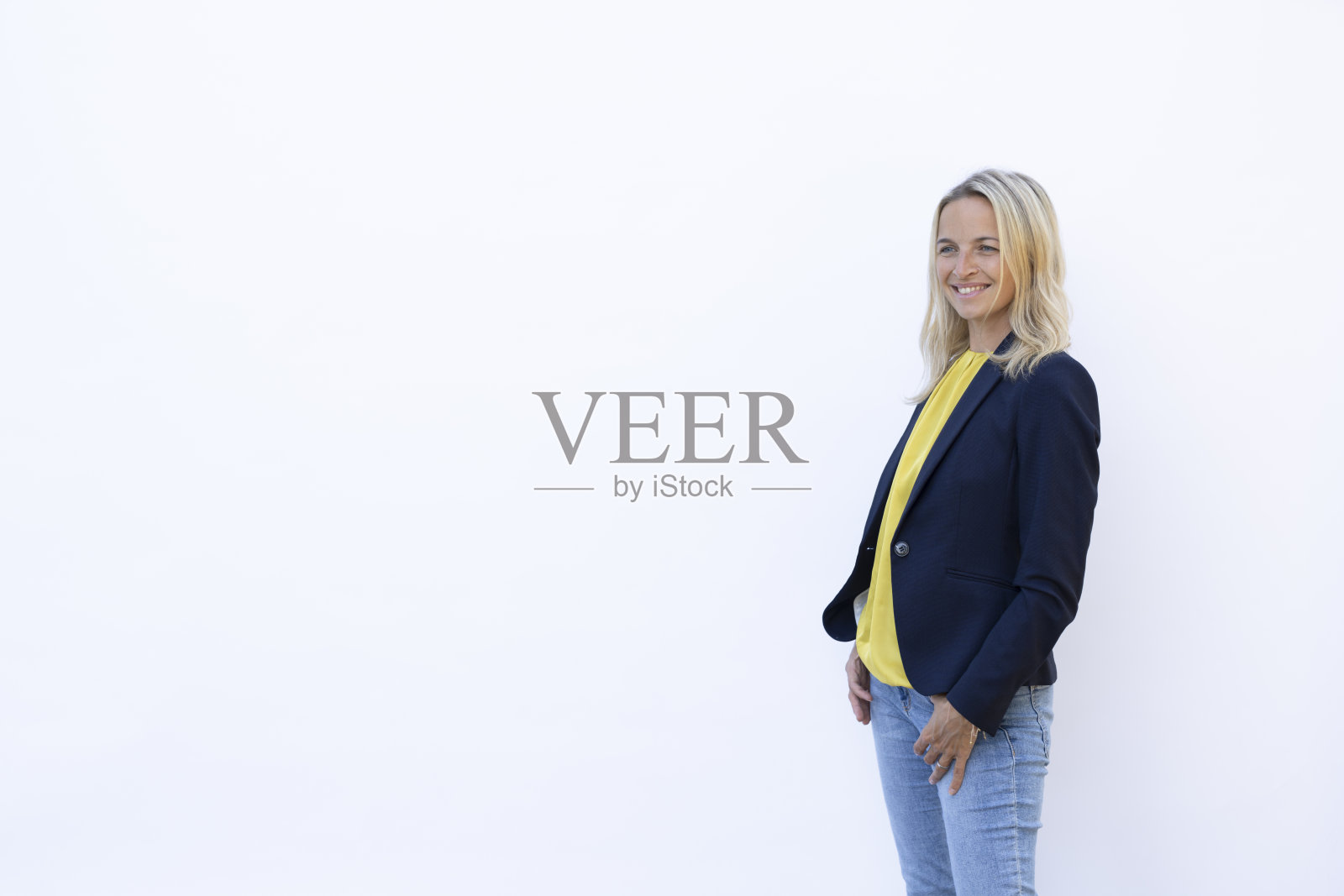 美丽的年轻女子站在白色的背景前照片摄影图片