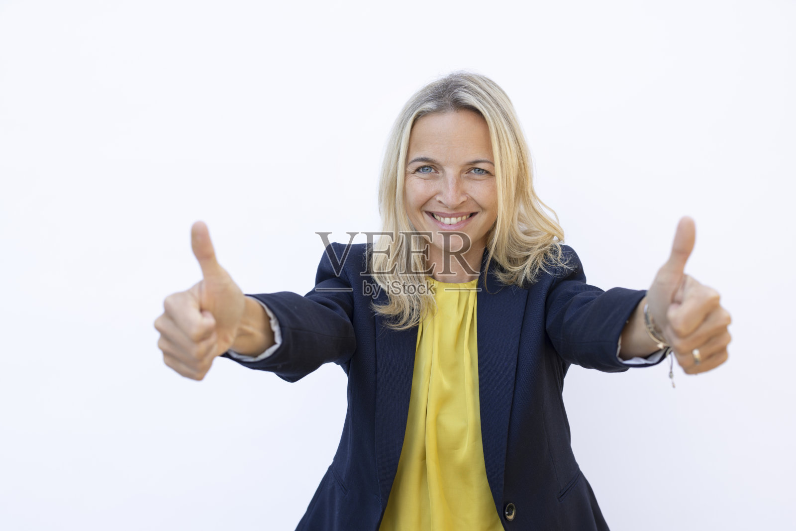 美丽的年轻女子站在白色的背景前照片摄影图片