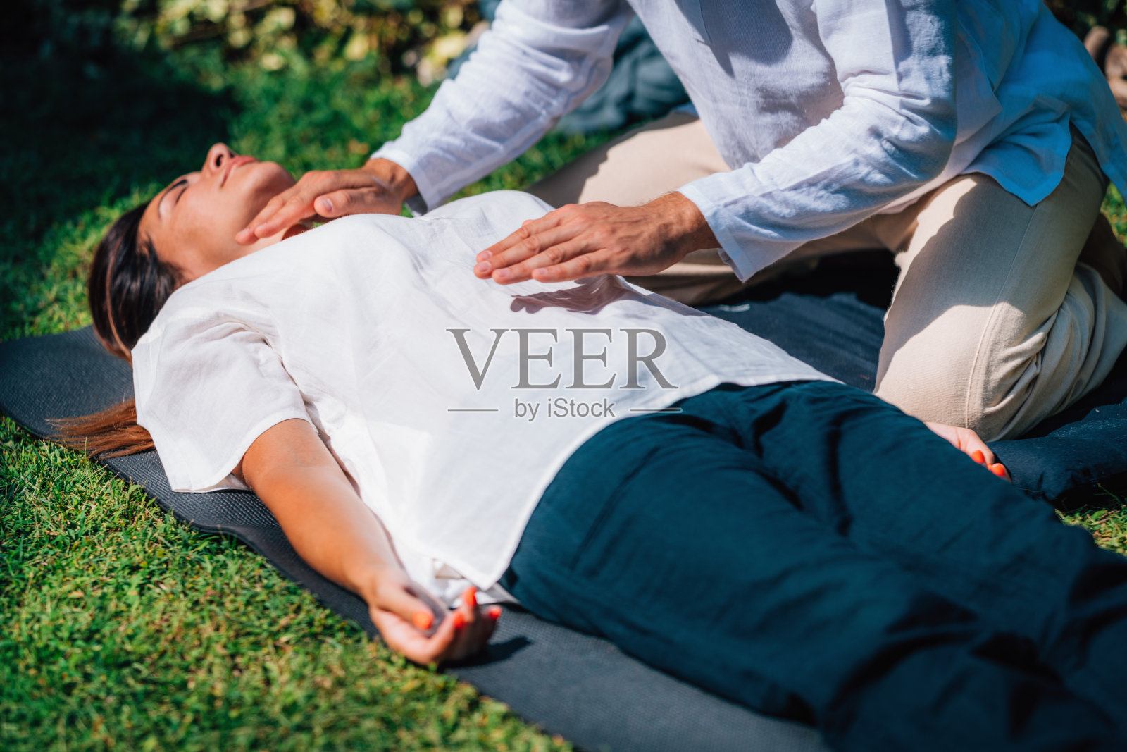 灵气喉脉轮治疗照片摄影图片