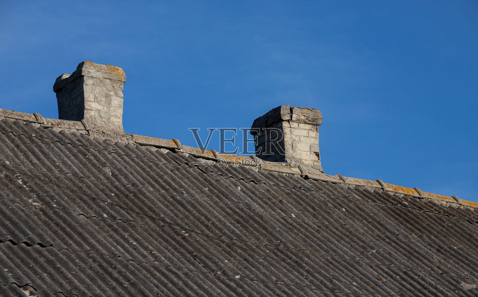 屋顶和烟囱来自一个古老的房子-砖和金属纹理照片摄影图片