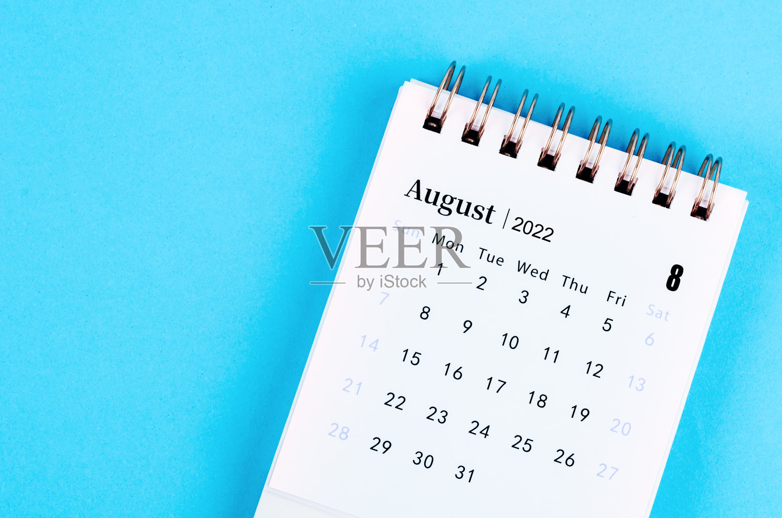 2022年8月蓝色背景台历。照片摄影图片