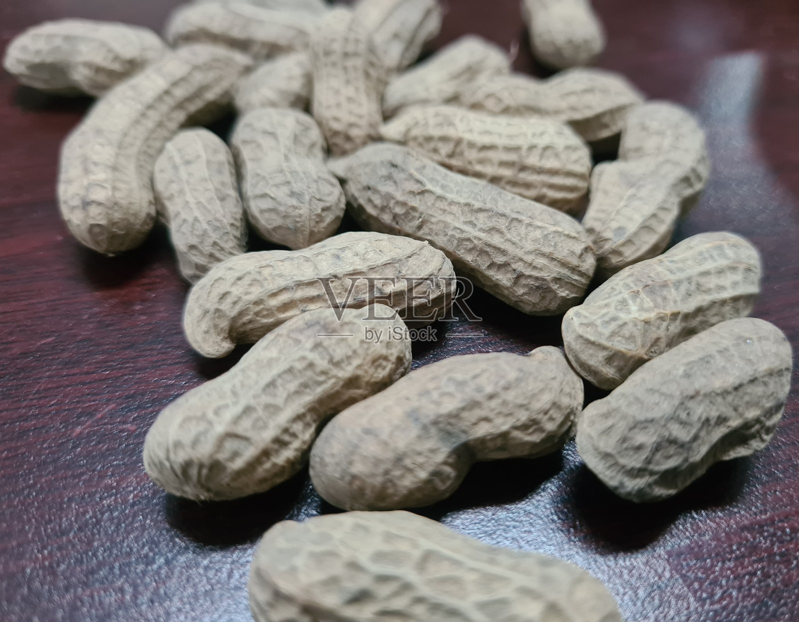 花生变成了下午办公室里的零食照片摄影图片