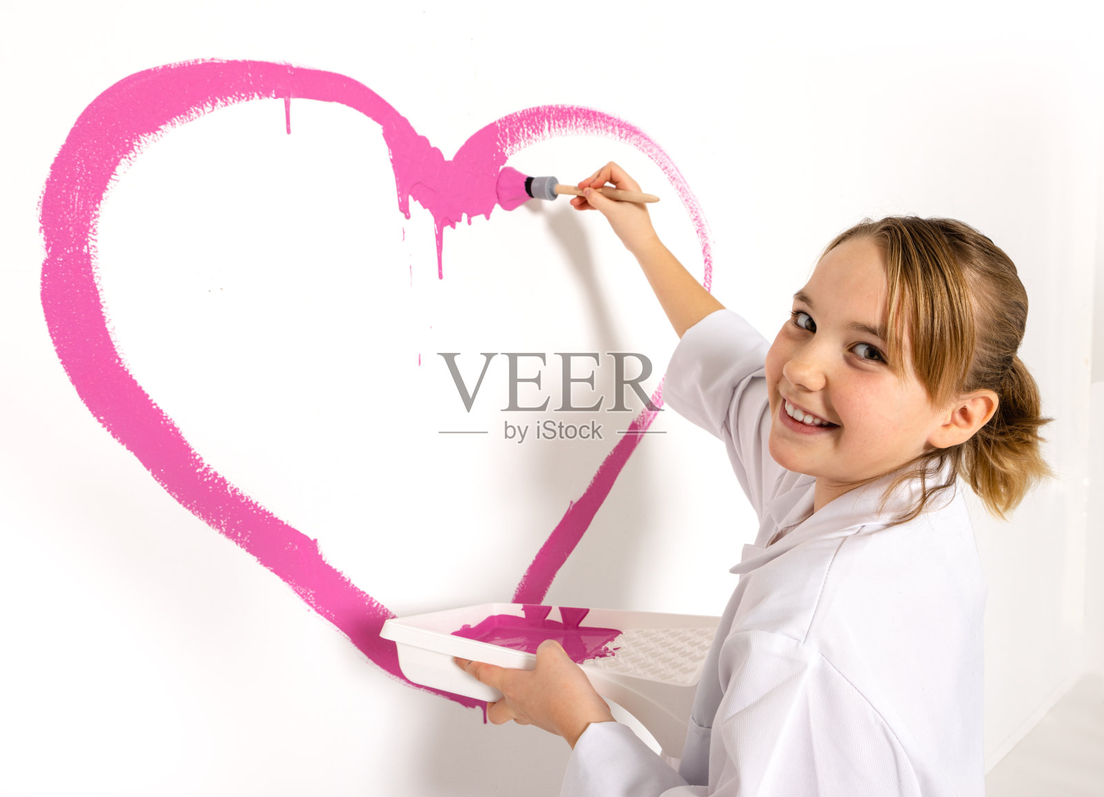 在家刷墙照片摄影图片