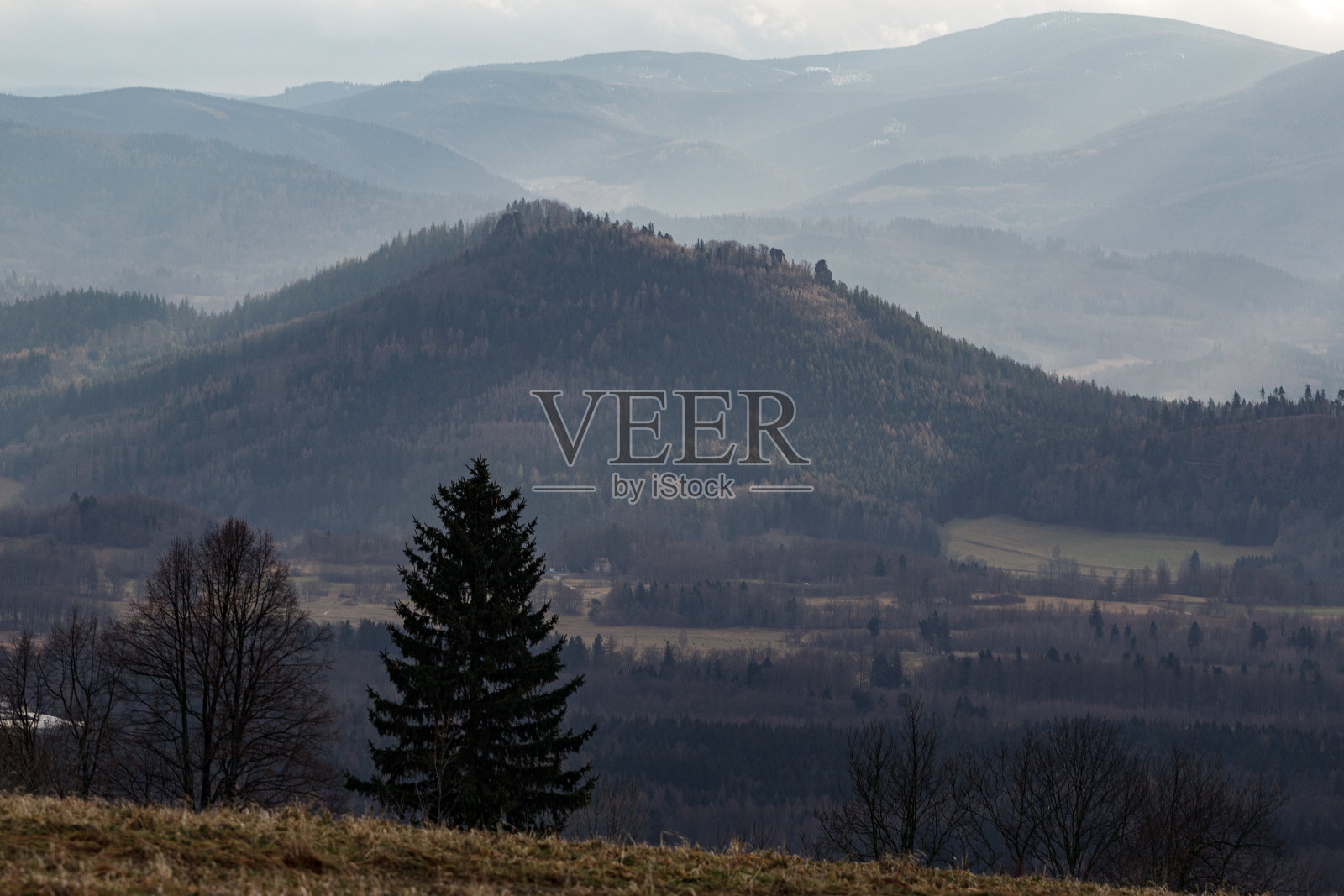 从波兰的拉达维Janowickie山脉拍摄的苏台德山脉全景照片摄影图片