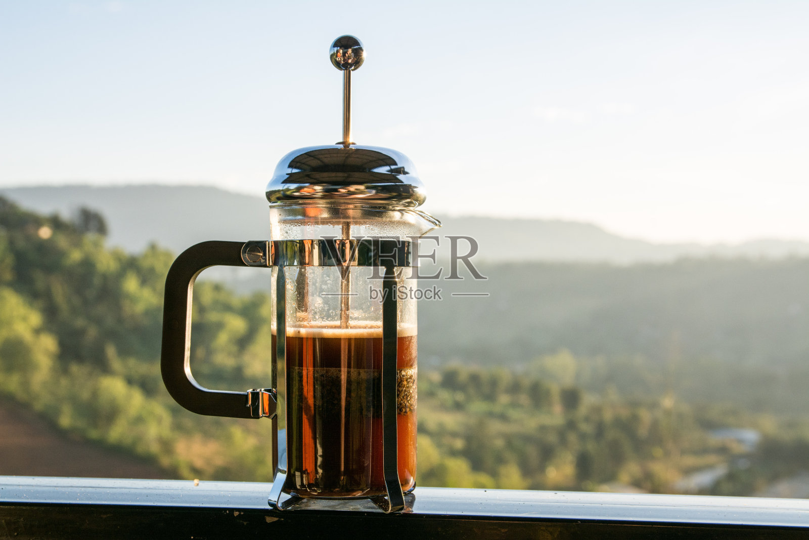 早上法式压咖啡壶，山景照片摄影图片