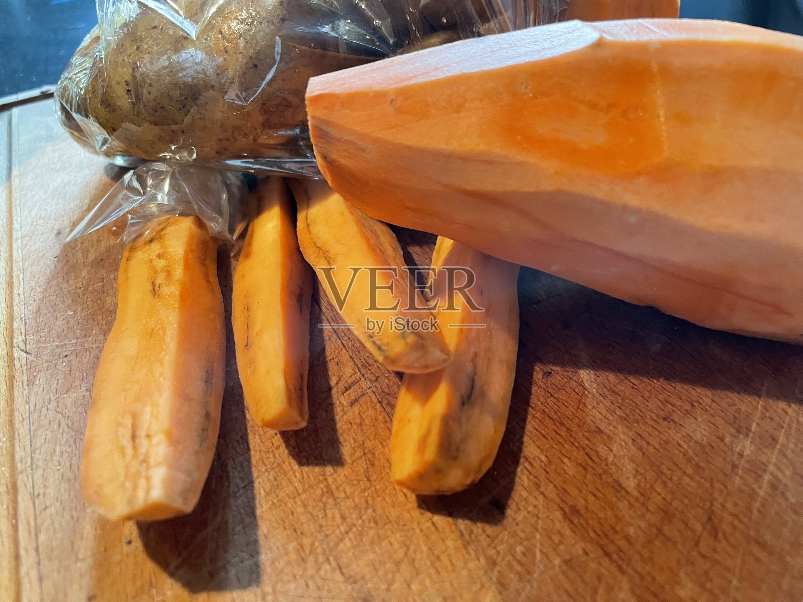 烤甘薯和普通土豆。照片摄影图片