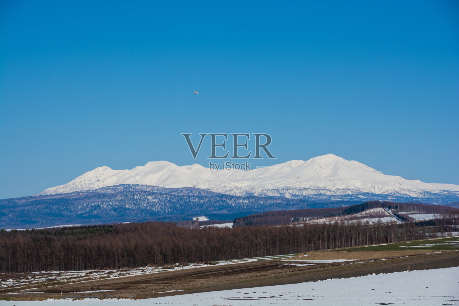 积雪残留的高地和雪山照片摄影图片