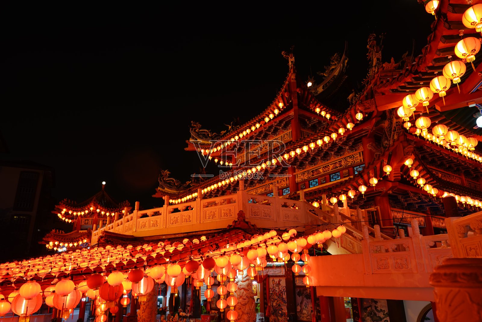 马来西亚吉隆坡- 2018年2月19日:春节期间天后宫的美丽夜景与中国灯笼。这座寺庙是东南亚最大的华人寺庙之一。照片摄影图片