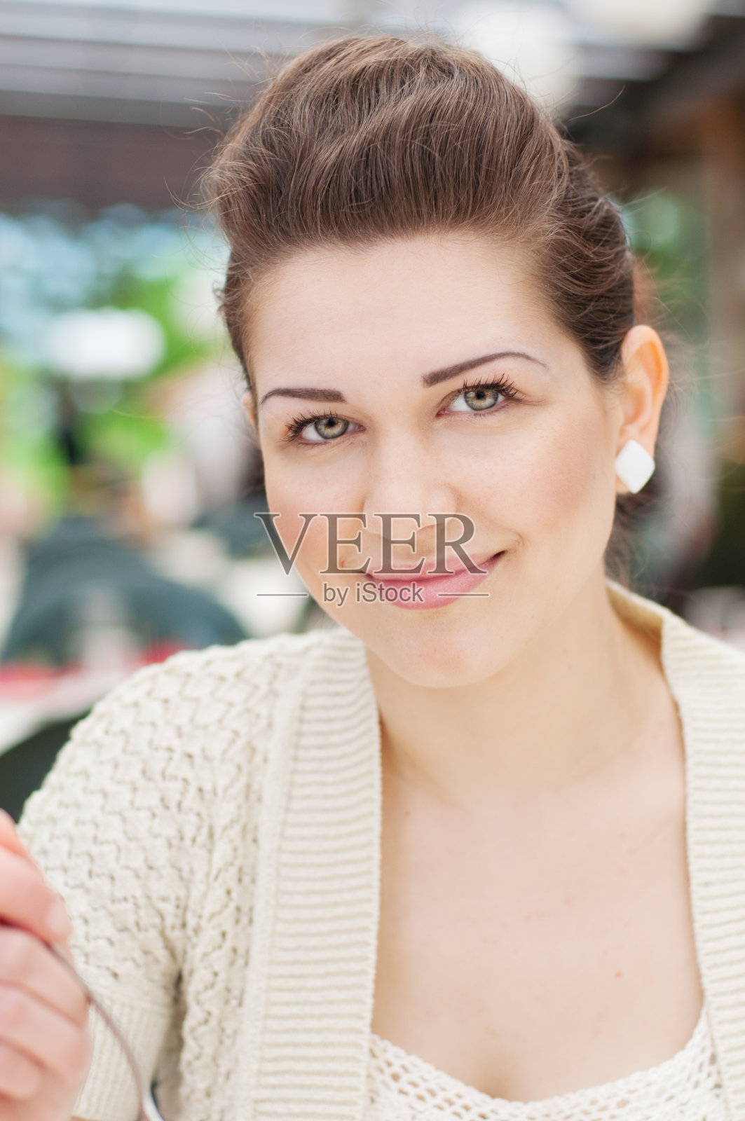 美丽的女孩微笑在一个户外餐厅照片摄影图片