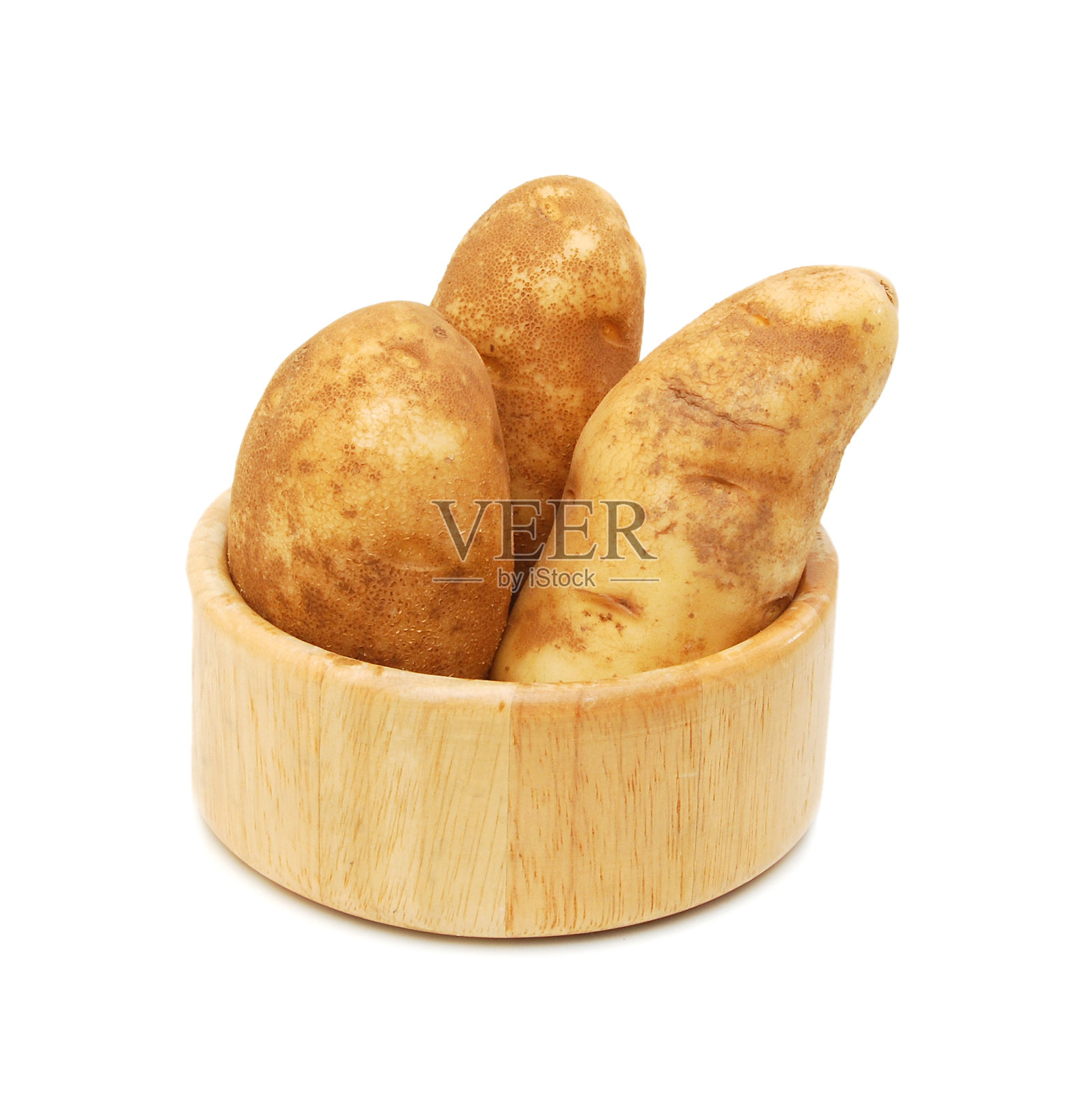 在白色背景的篮子里的生土豆照片摄影图片