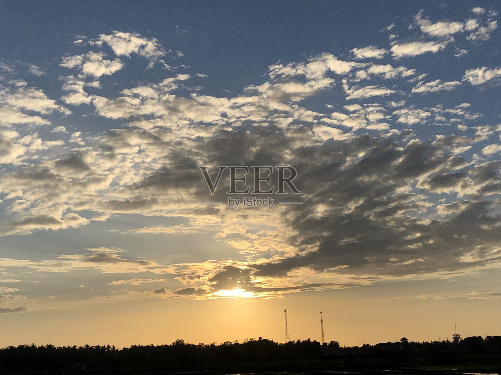 早晨美丽的天空有白云和蓝天照片摄影图片