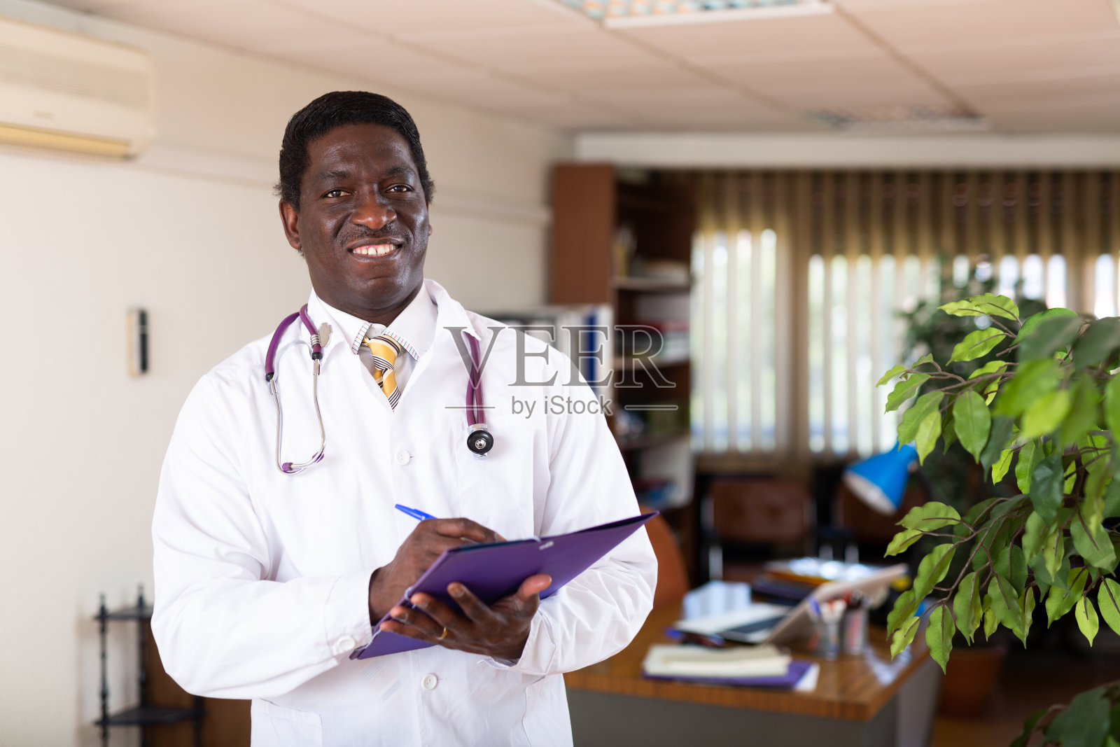 穿着制服的男医生的肖像和文件夹照片摄影图片