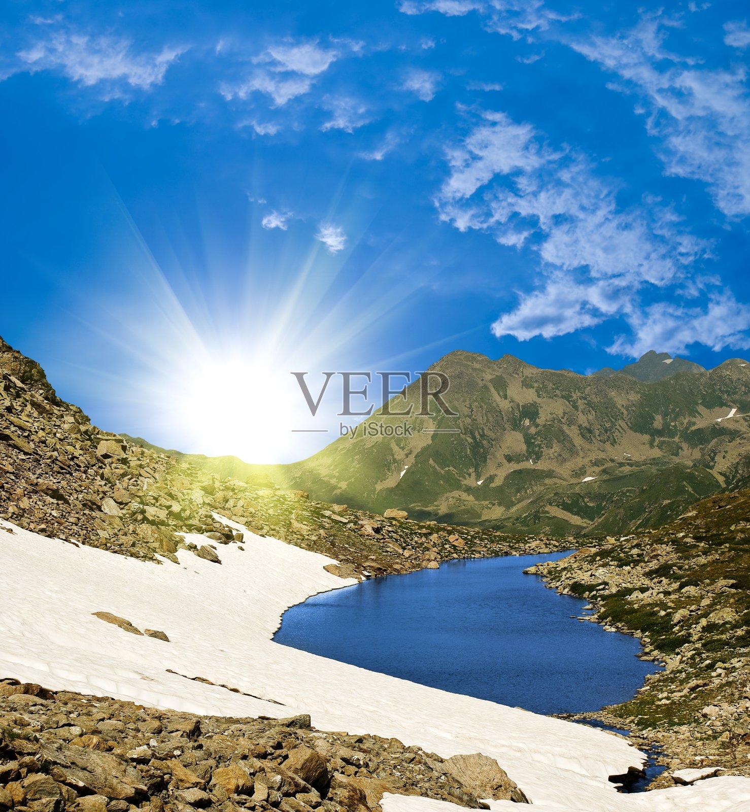 山间湖上的日出照片摄影图片