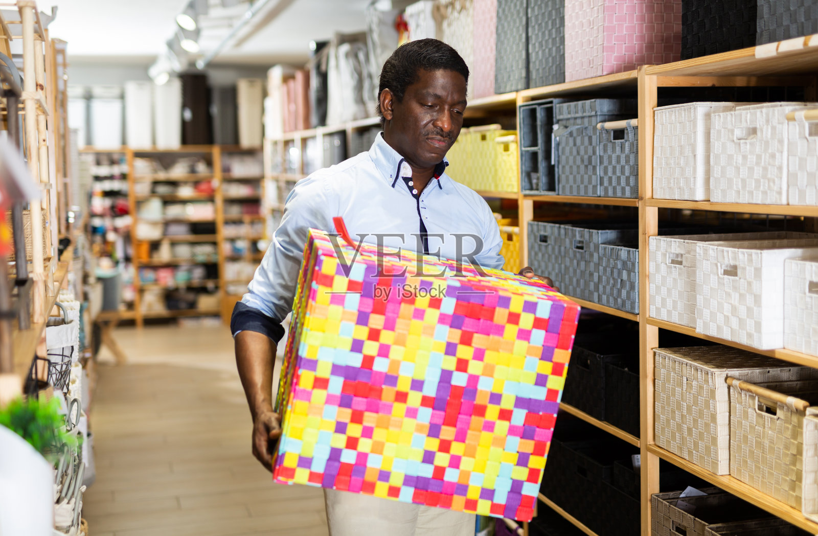 非裔美国人在商店挑选洗衣箱照片摄影图片