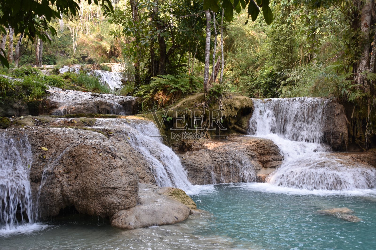 旷思的小瀑布照片摄影图片