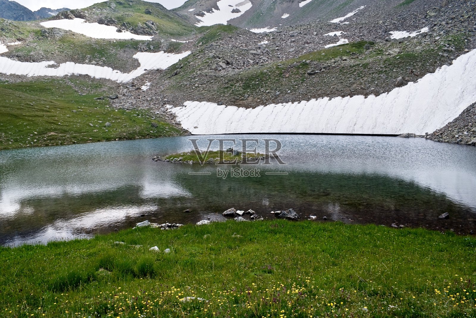 一个山间湖泊中的岛屿照片摄影图片