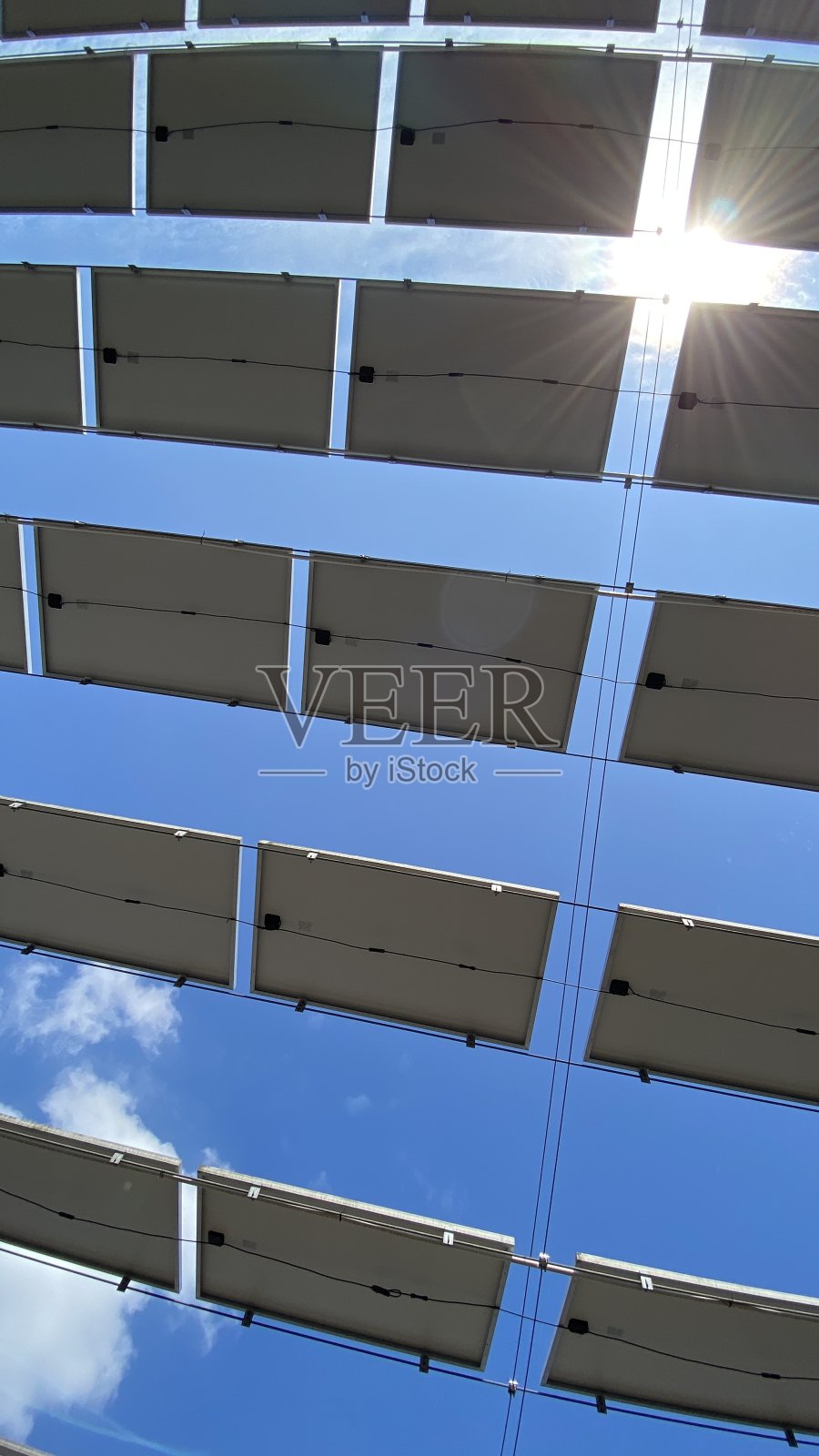 太阳能电池板悬在空中，光伏发电照片摄影图片