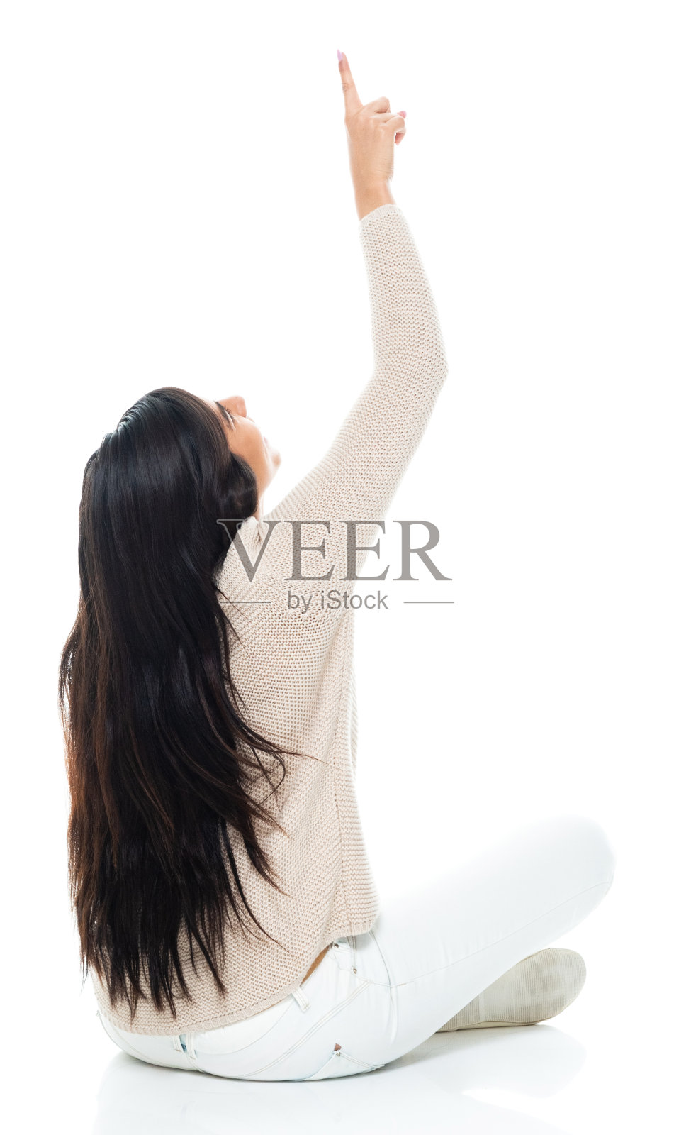 拉丁美洲和西班牙裔的年轻妇女休息在白色背景前穿着暖和的衣服照片摄影图片