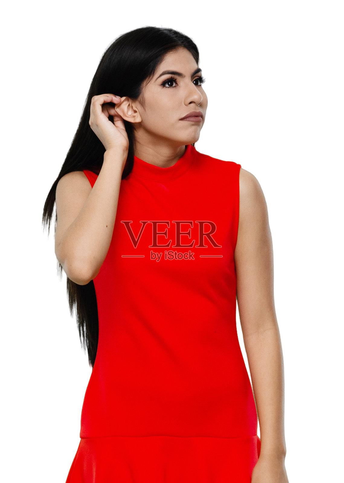 拉丁美洲及西班牙裔女性，身穿白色服装，站在白色背景前照片摄影图片