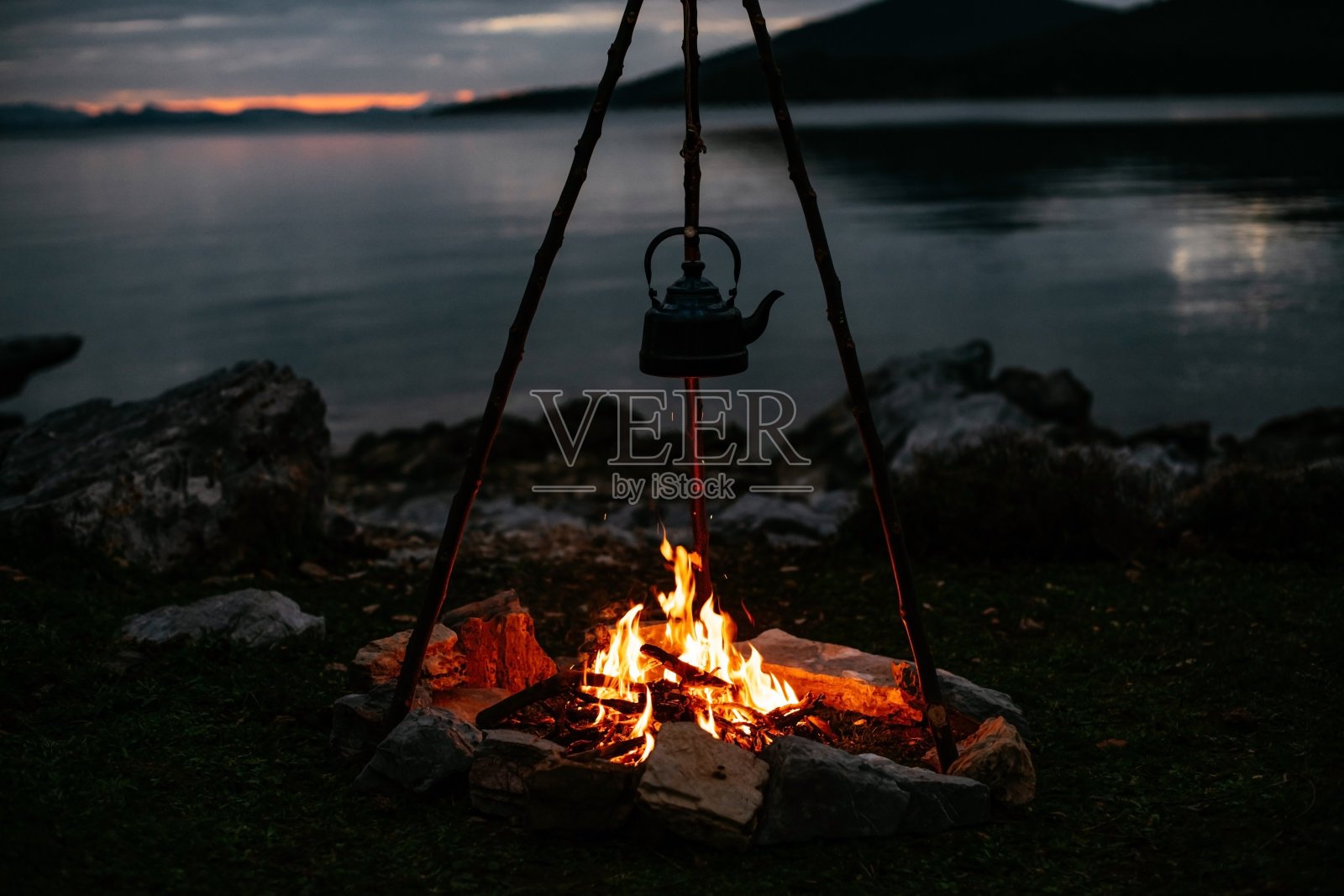 海滩上的营火照片摄影图片