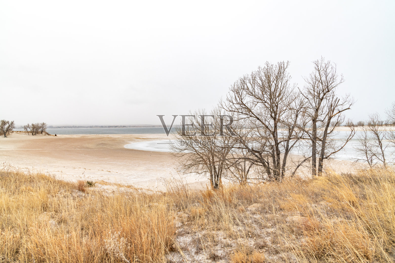 冬季的沙滩及夏季的康乐区照片摄影图片