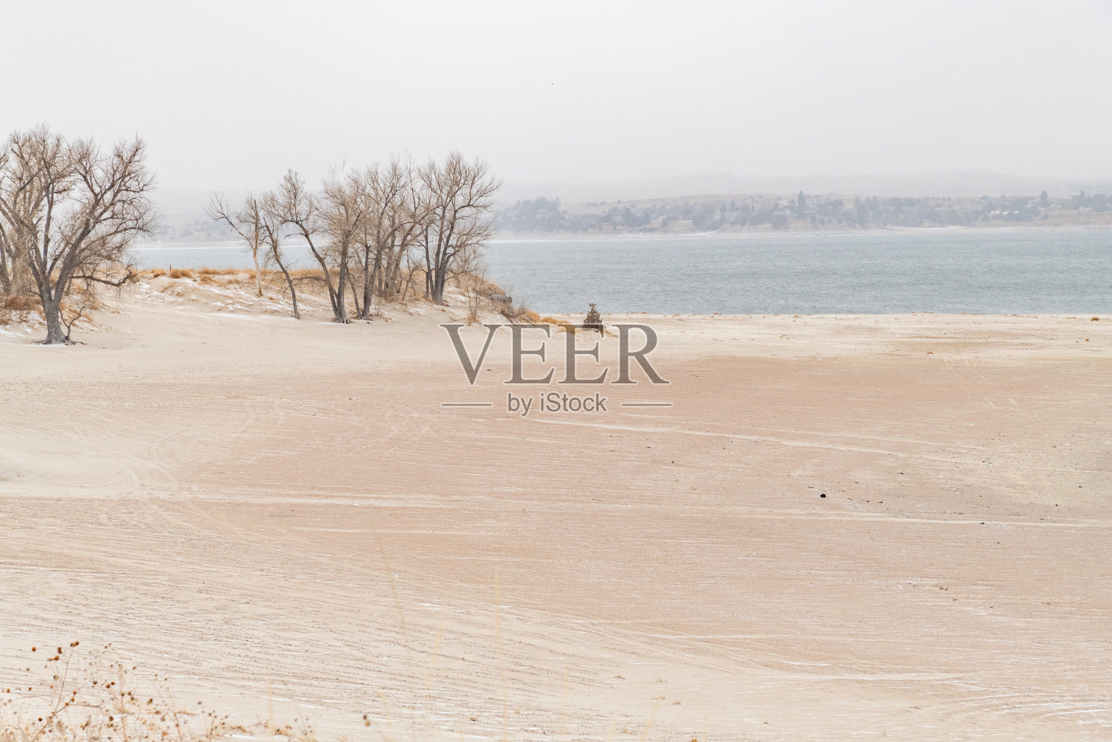 冬季的沙滩及夏季的康乐区照片摄影图片