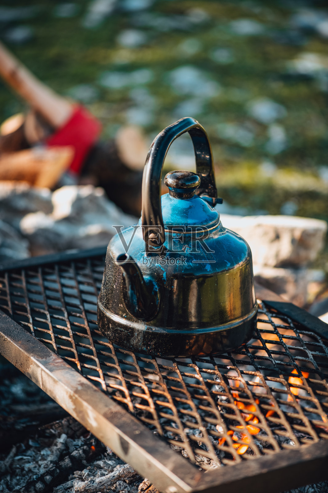 茶壶在篝火照片摄影图片