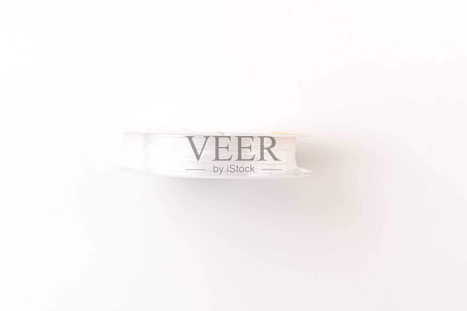 用白色背景上的珠子编织和刺绣的线盘。照片摄影图片