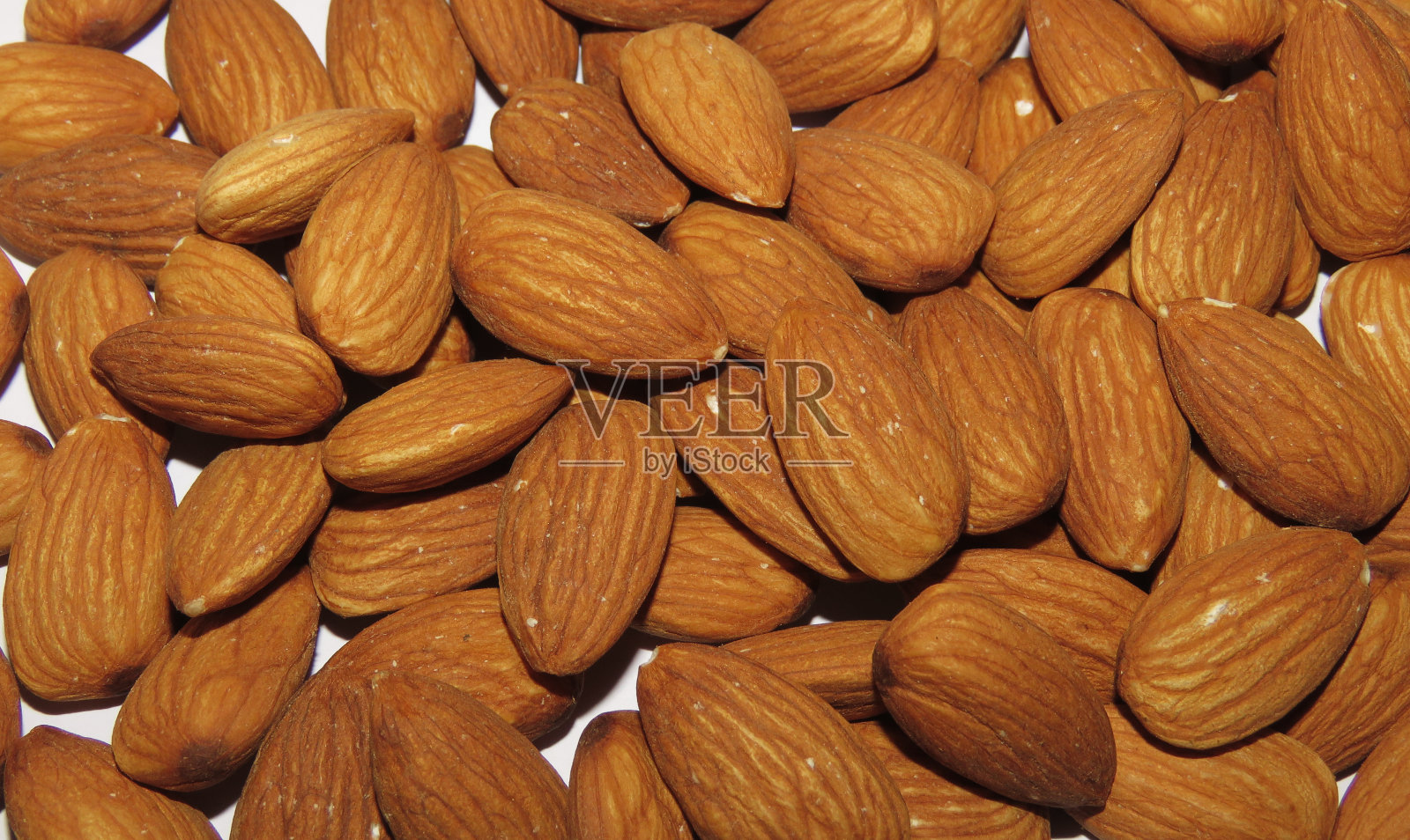 孤立的杏仁在一个白色的背景，杏仁在一个白色的背景，杏仁的特写。照片摄影图片