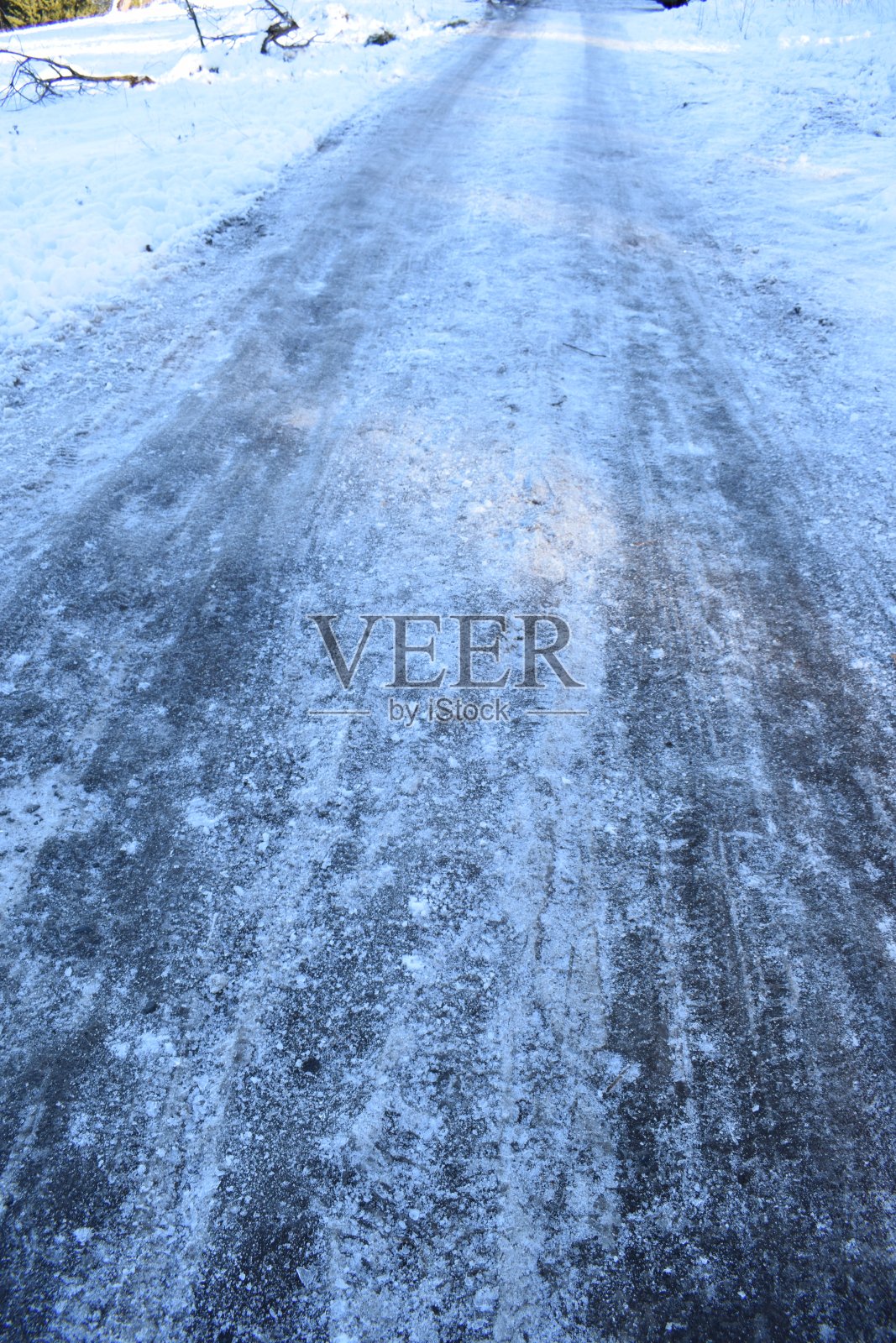 冰雪路面，冰雪融化又结冰照片摄影图片