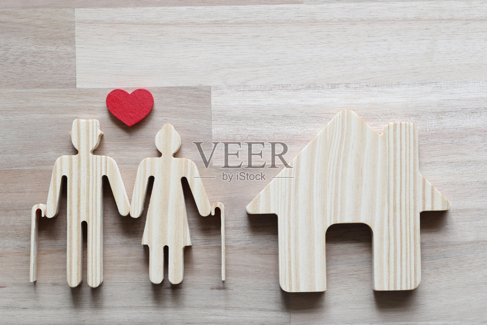 共同基金，夫妻养老和样板房的森林背景，存钱为未来和养老金退休的概念照片摄影图片