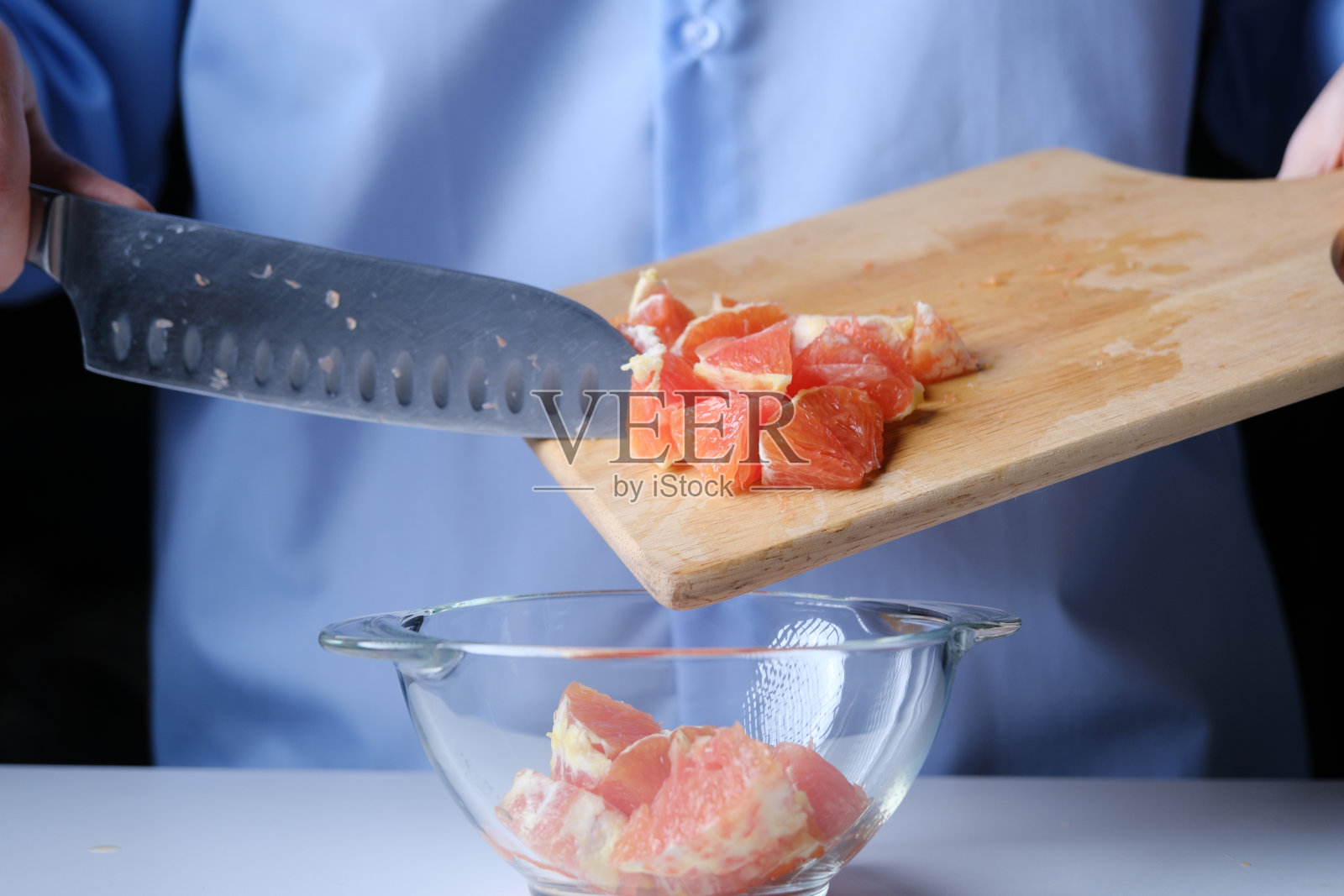 一个人正在为冰沙准备一个红橙照片摄影图片