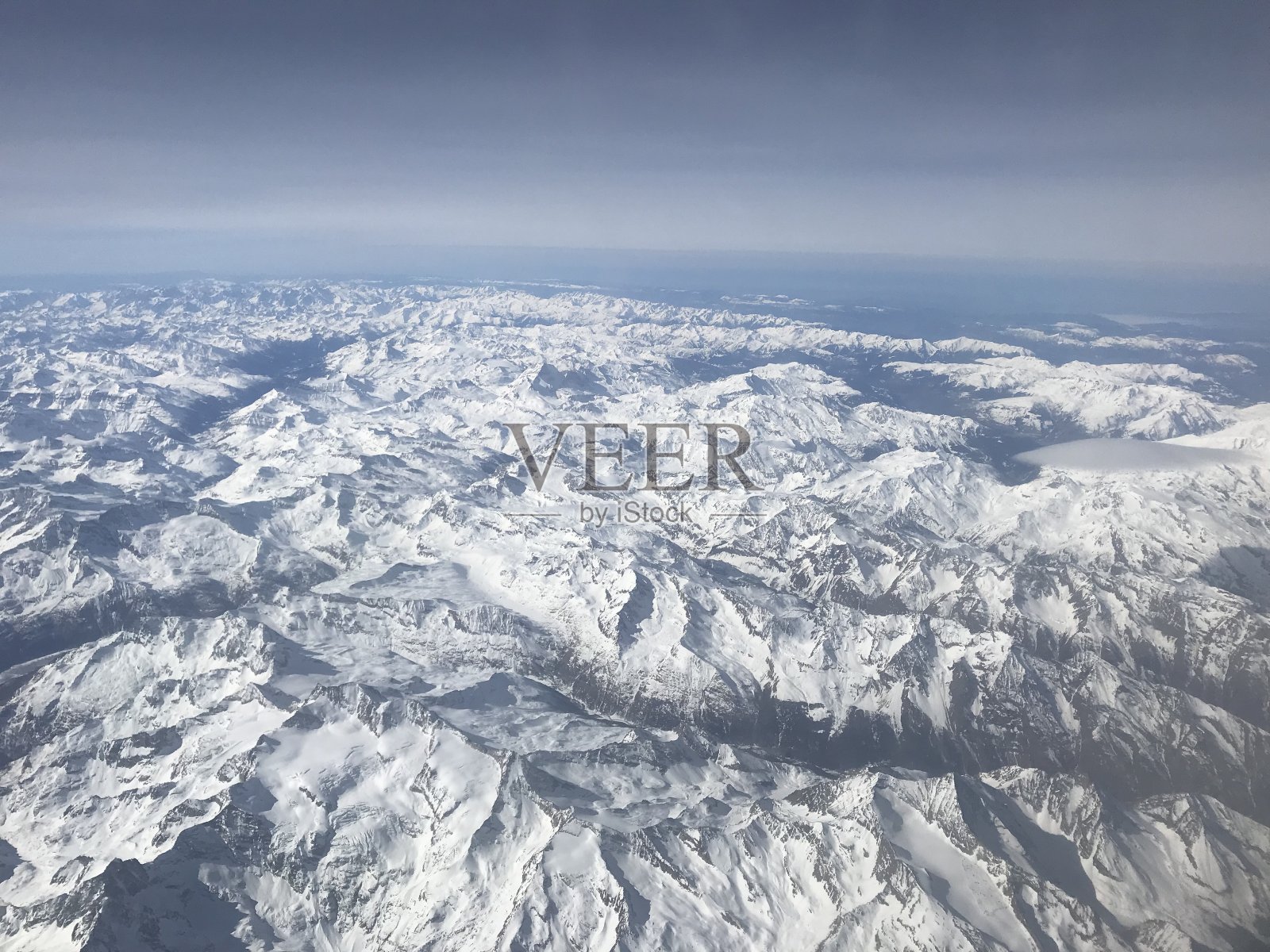 冰雪覆盖的阿尔卑斯山脉峰顶鸟瞰图照片摄影图片