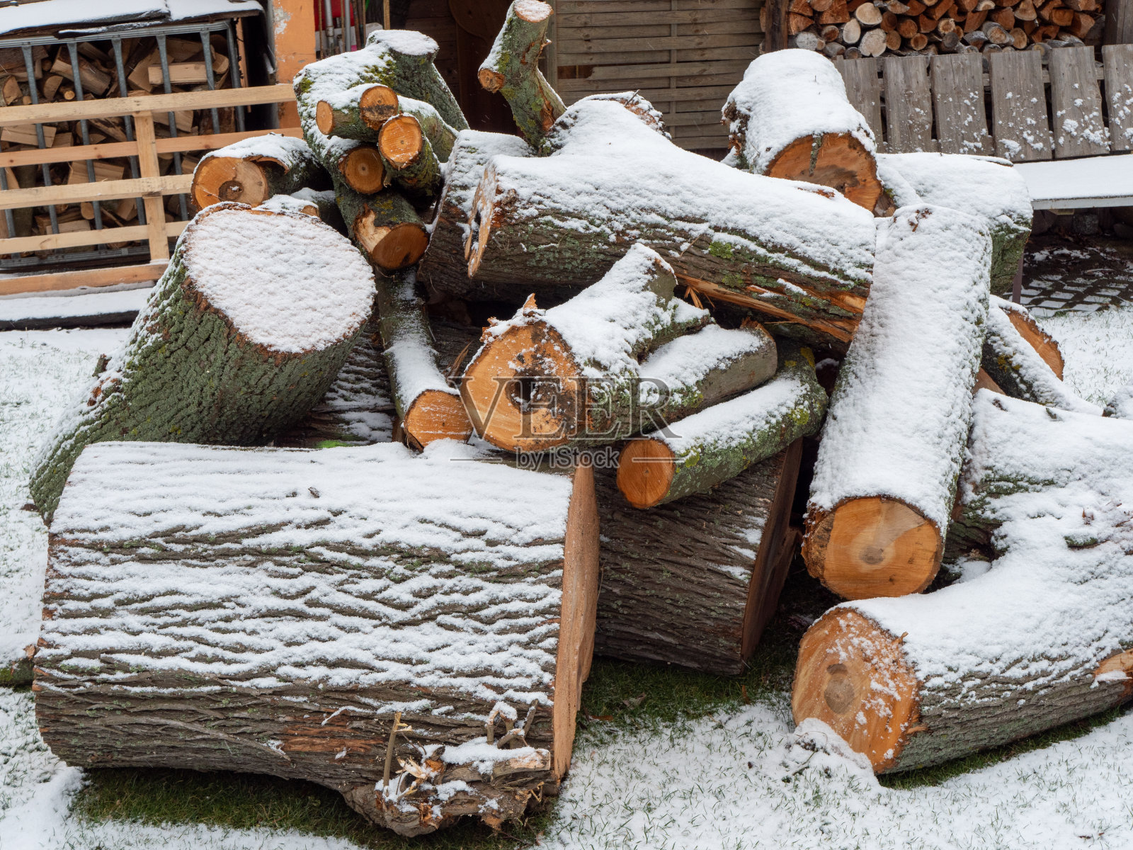 冬天被雪覆盖的木柴照片摄影图片