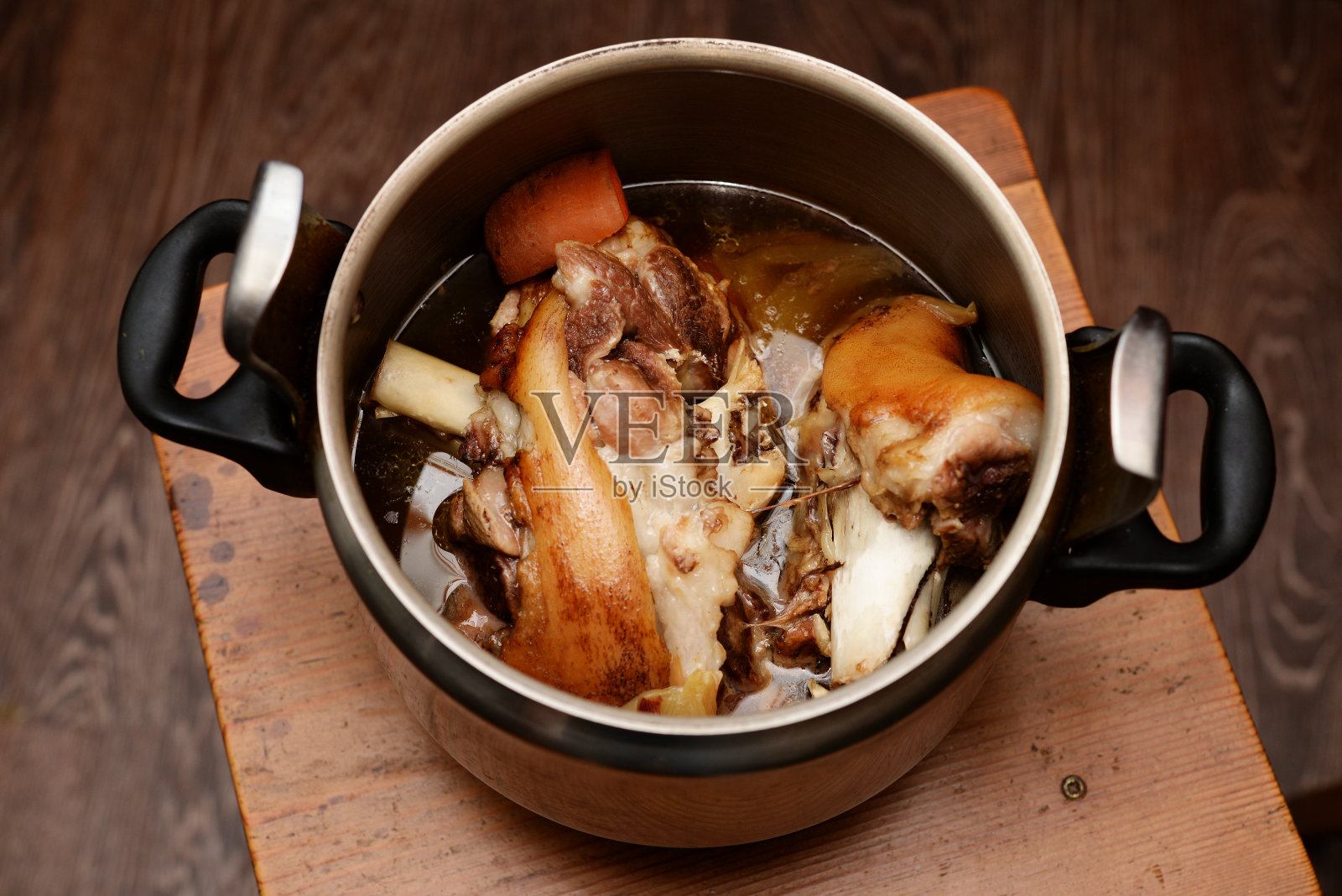 高压锅里煮青菜猪肉照片摄影图片