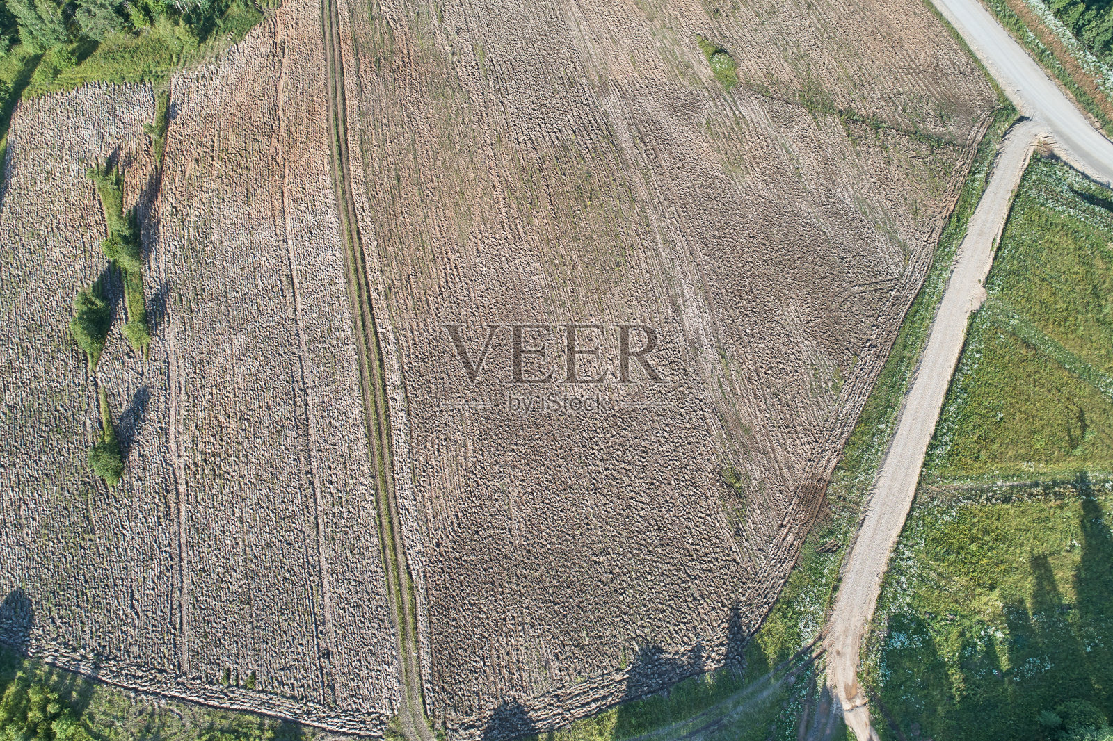 无人机航拍。犁过的田地边上有路照片摄影图片