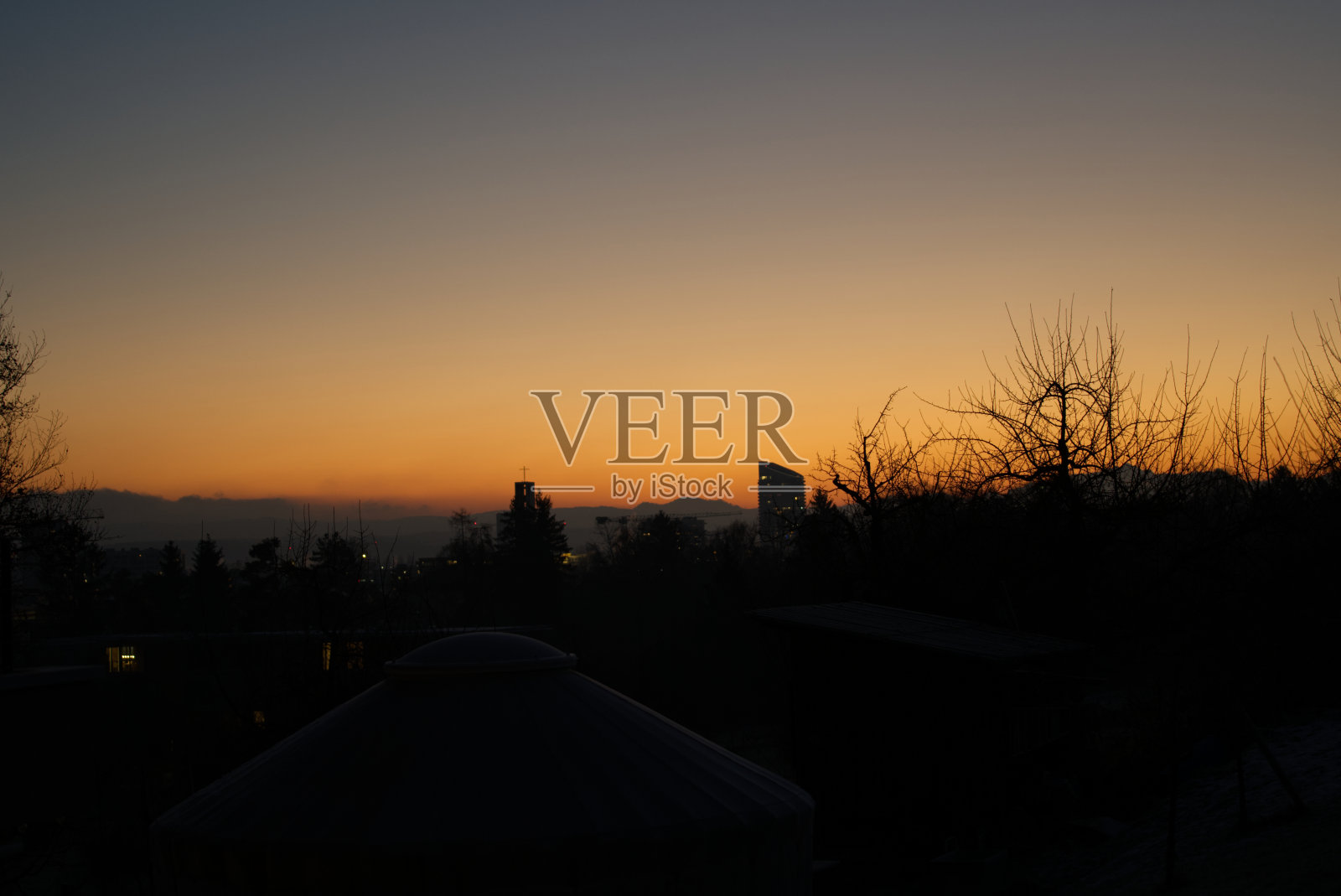 美丽的日出在城市Zürich在一个寒冷的冬天，瑞士阿尔卑斯山的背景。照片摄影图片