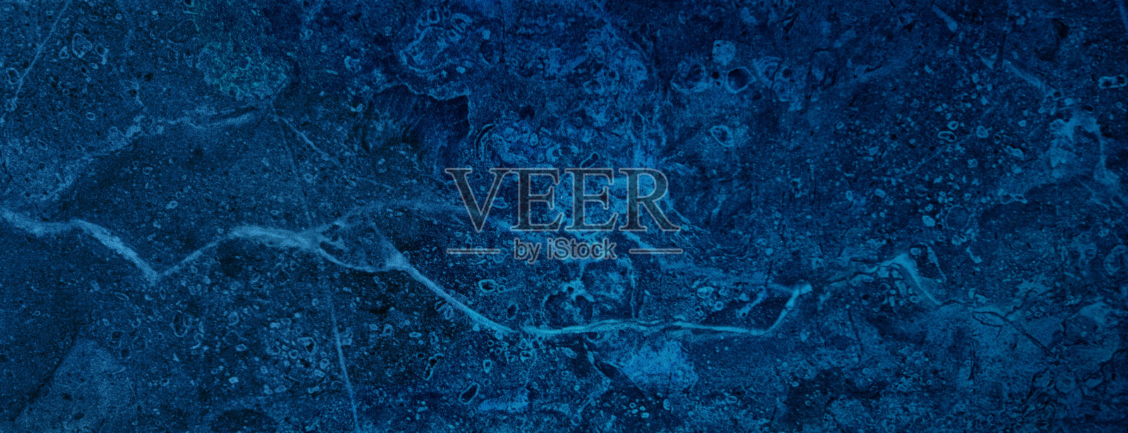 深蓝色美丽的大理石纹理背景在全景。奢华典雅的蓝色美罗纹石作为背景。石灰石或玛瑙背景的豪华和优雅的概念。照片摄影图片