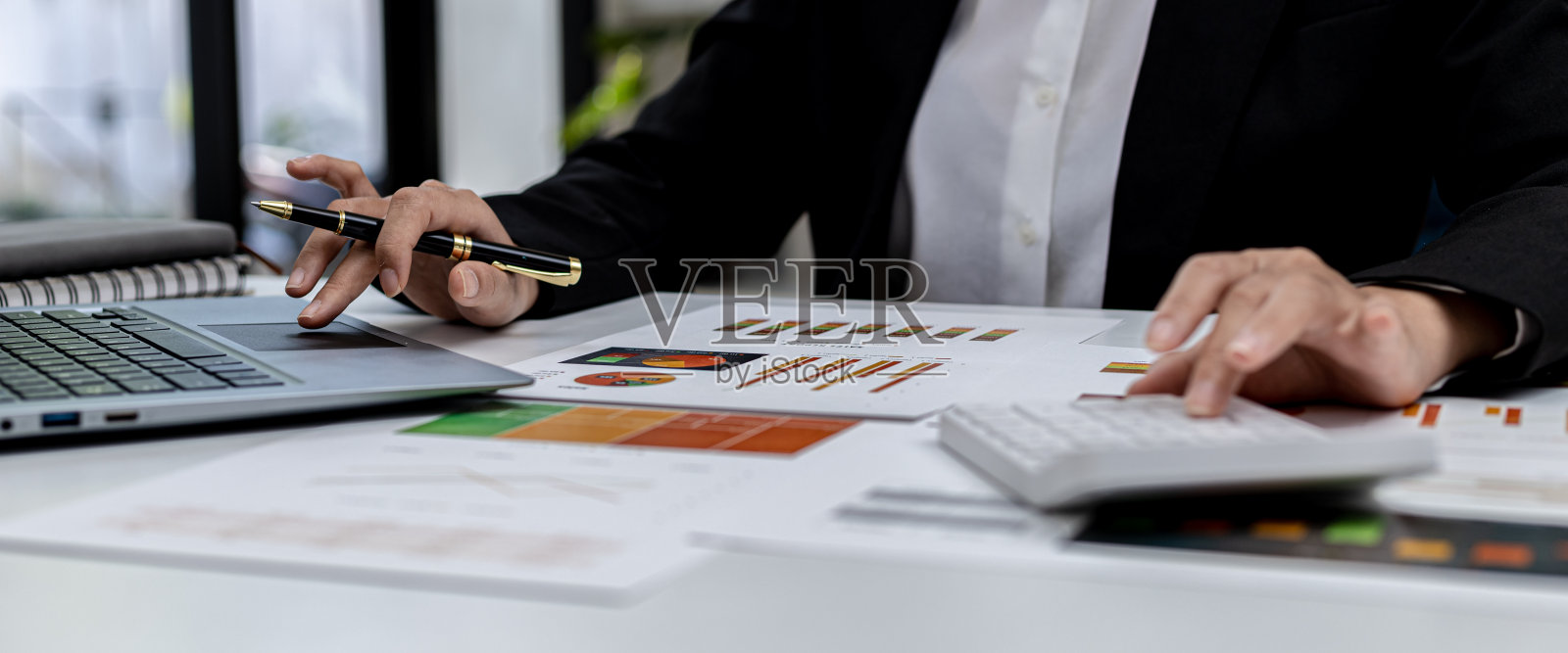 使用笔记本电脑的人，商业女性使用触摸板在笔记本电脑上寻找财务文件总结之前与商业伙伴会议。财务管理的概念。照片摄影图片