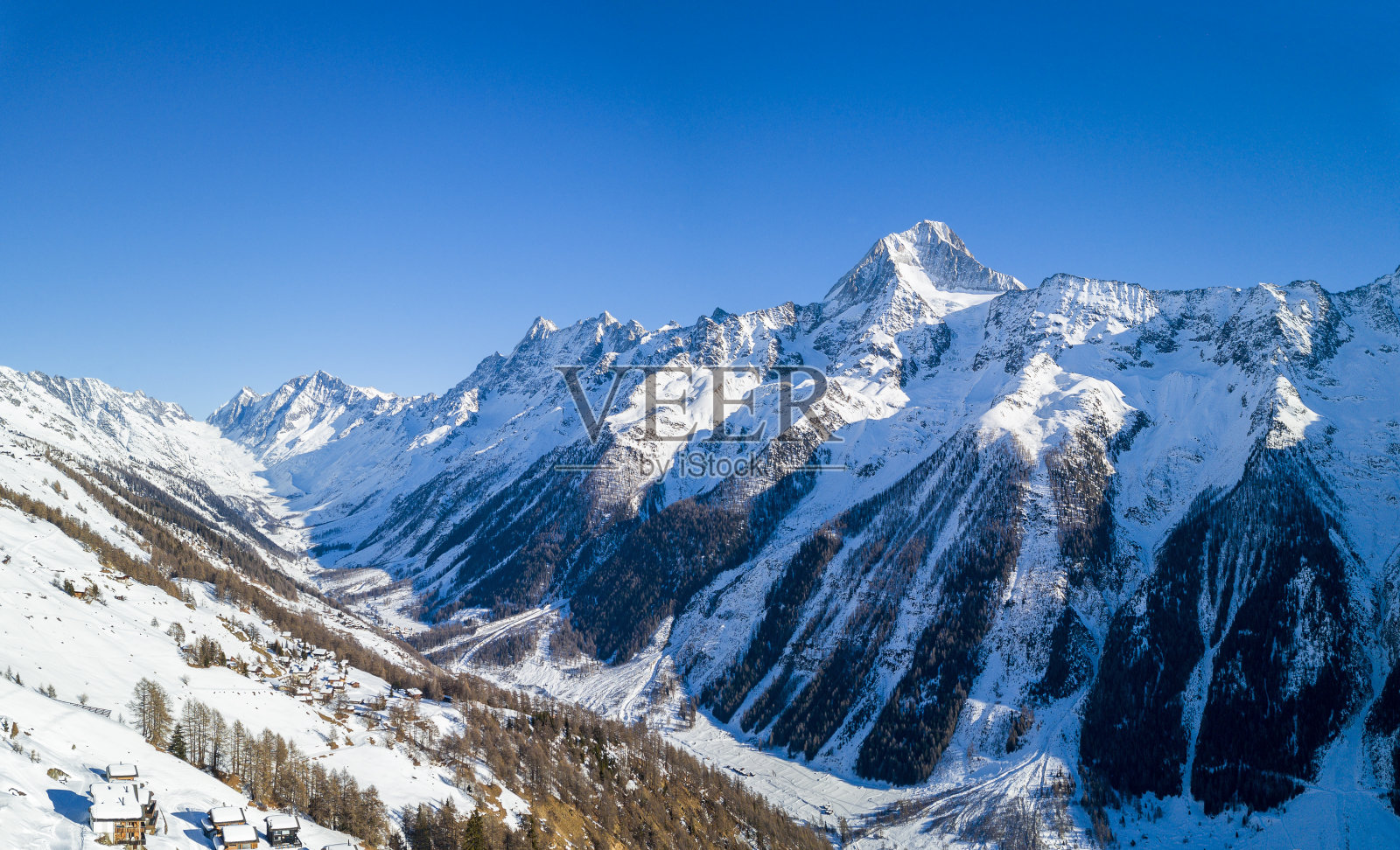 雄伟的阿尔卑斯山山峰Bietschhorn(海拔3934米)在Loetschtal山谷的南侧照片摄影图片