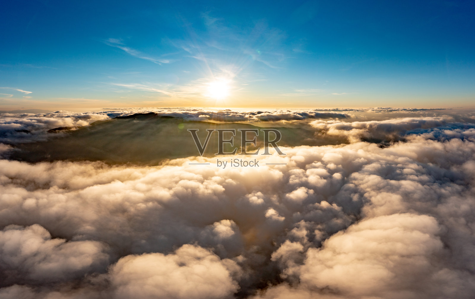 太阳在日出时明亮地照耀在白色蓬松的云上照片摄影图片