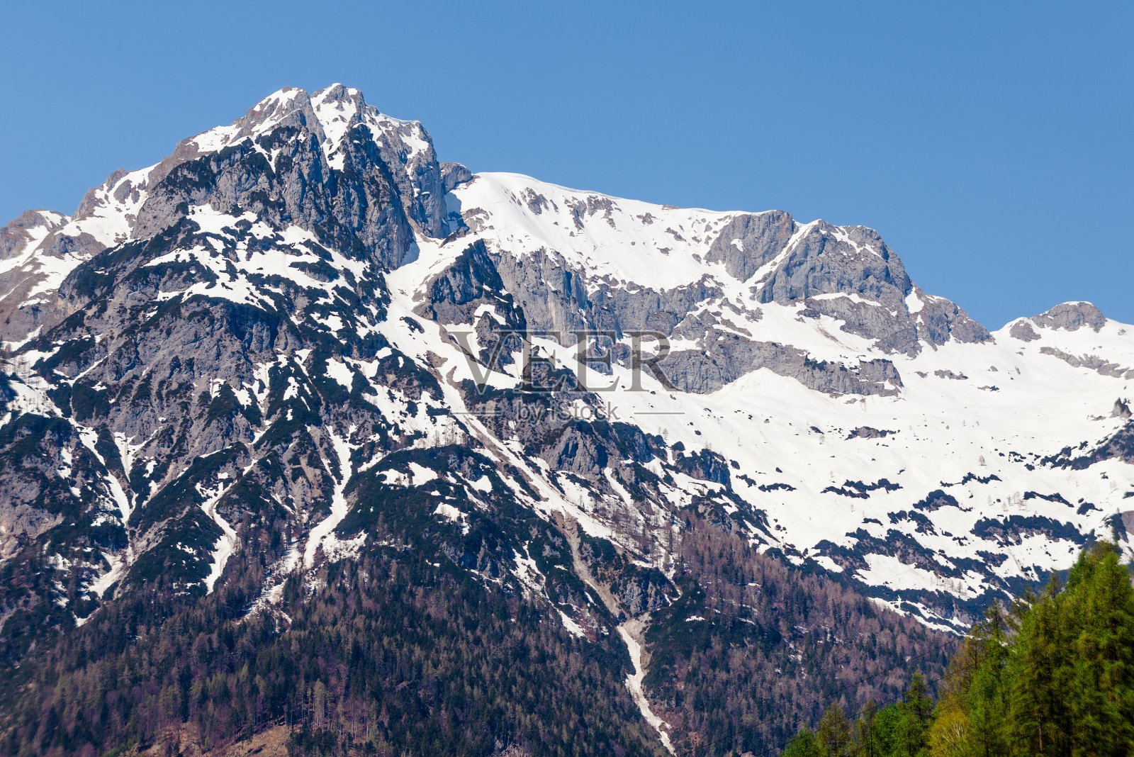 冰雪覆盖的阿尔卑斯山脉照片摄影图片