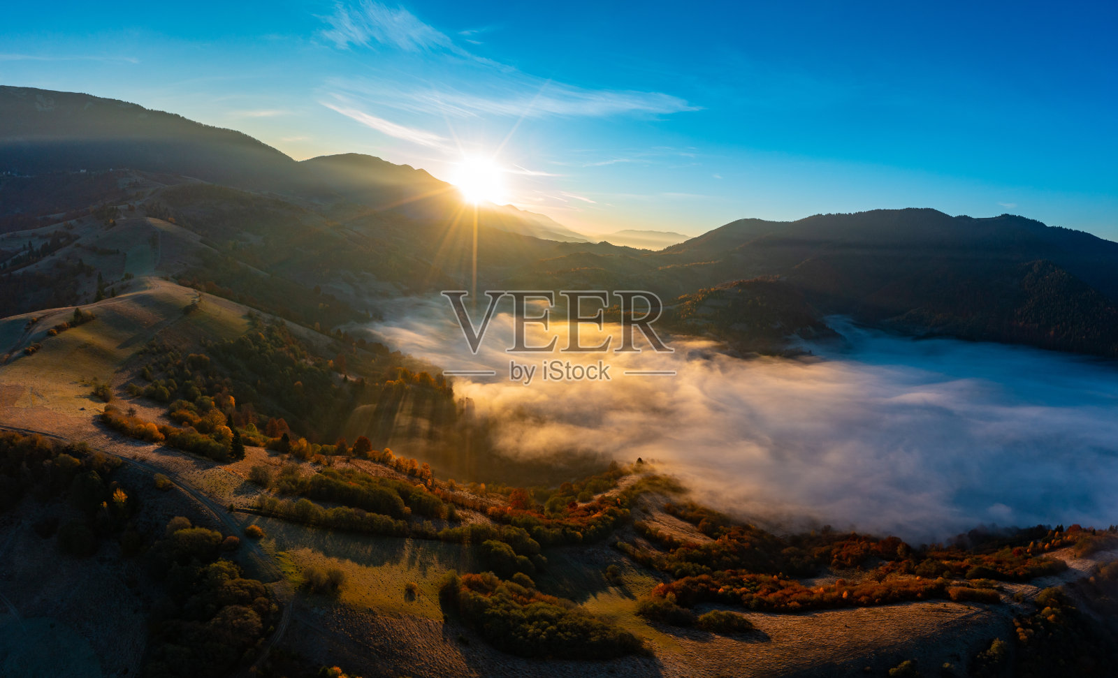 常绿森林覆盖的高原和峡谷中的雾照片摄影图片