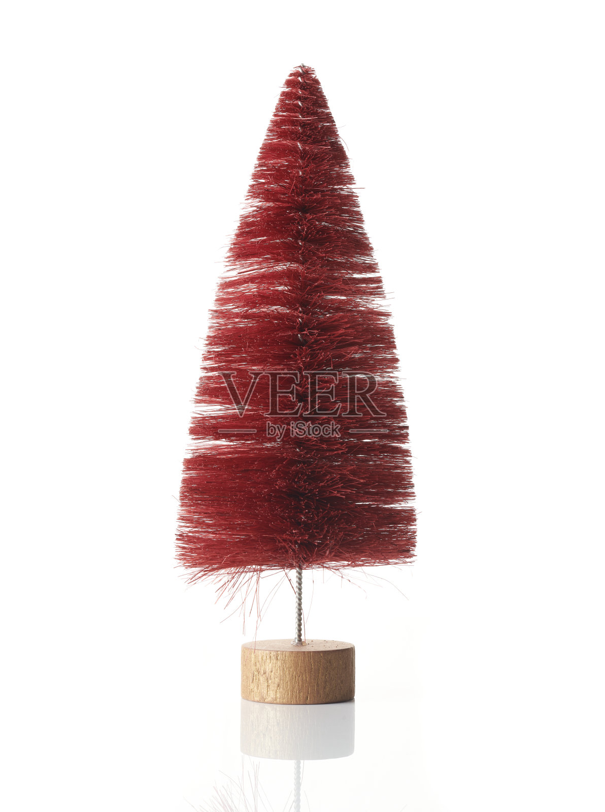 红色圣诞树或松树装饰。照片摄影图片