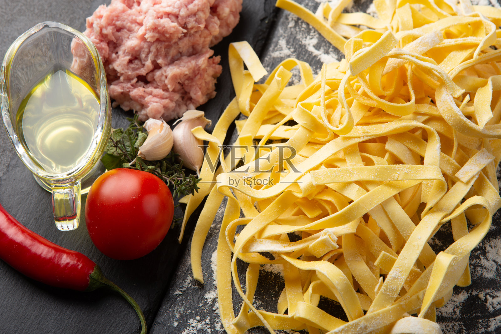 意大利面食的烹饪工艺。新鲜食品的概念。家里做的面条。波伦亚的成分照片摄影图片