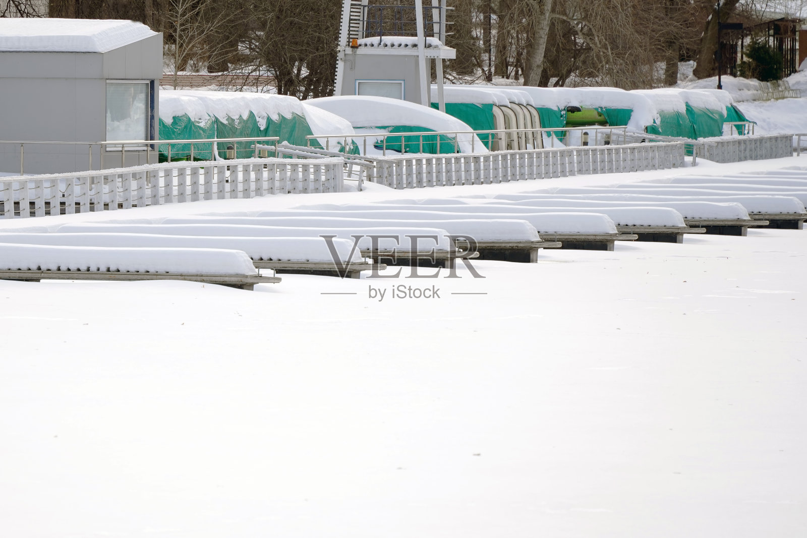 码头上覆盖着一层厚厚的雪。照片摄影图片