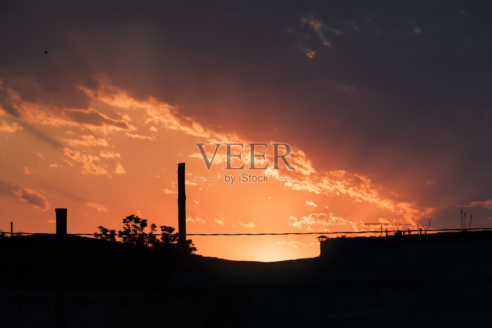 在一个乡村小镇上欣赏令人惊叹的日落天空照片摄影图片