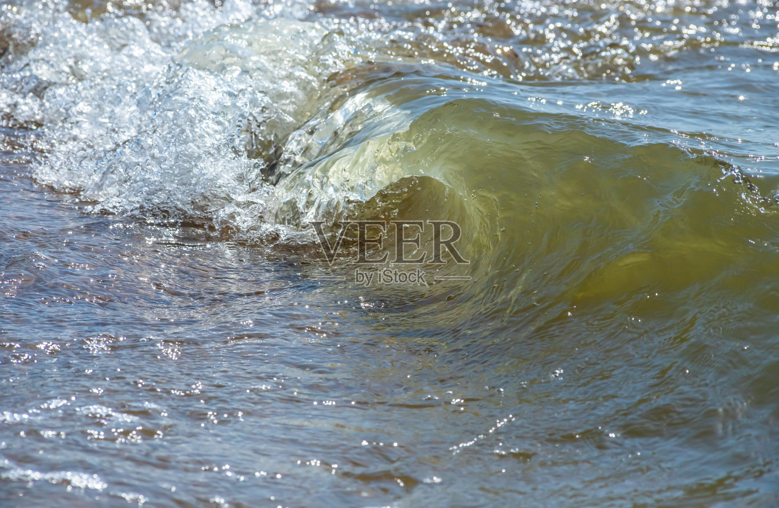 海岸附近的海浪带着浪花和泡沫照片摄影图片