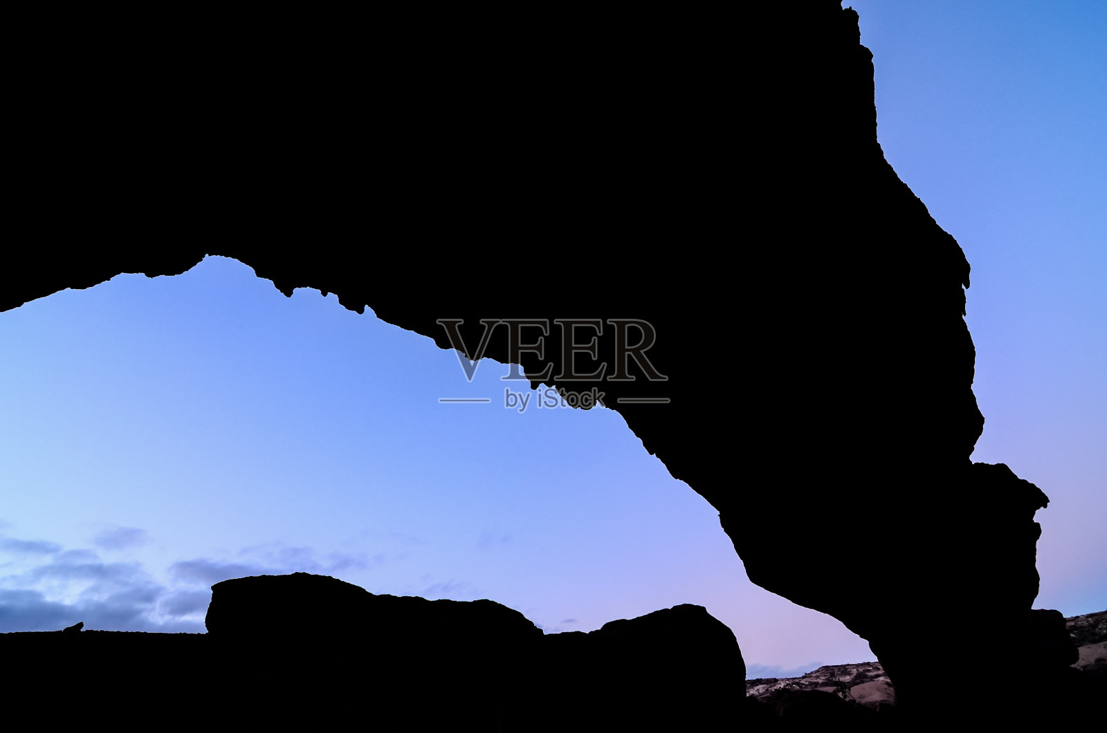 沙漠中的天然拱门照片摄影图片